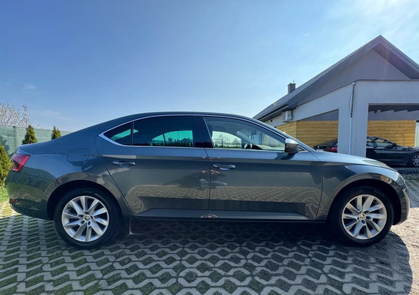 Skoda Superb cena 124900 przebieg: 50000, rok produkcji 2019 z Bełchatów małe 172